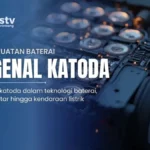 Close-up katoda baterai lithium-ion, komponen penting untuk baterai kendaraan listrik. Material dengan kepadatan energi tinggi.