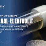 Foto close-up baterai lithium-ion transparan yang memperlihatkan cairan elektrolit di dalamnya berkilau di bawah pencahayaan studio dengan latar belakang hitam, dengan koin sebagai pembanding ukuran