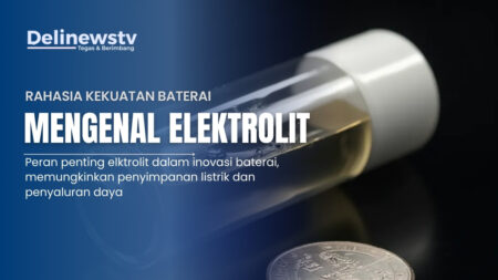 Foto close-up baterai lithium-ion transparan yang memperlihatkan cairan elektrolit di dalamnya berkilau di bawah pencahayaan studio dengan latar belakang hitam, dengan koin sebagai pembanding ukuran