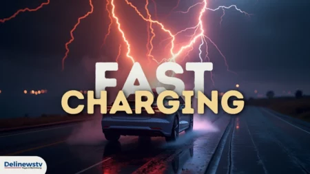 Mobil listrik melaju kencang di jalan basah dengan kilatan petir di latar belakang, melambangkan inovasi pengisian daya baterai yang cepat